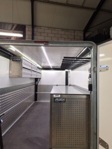 Ladesysteem in bedrijfsbus van HEBI