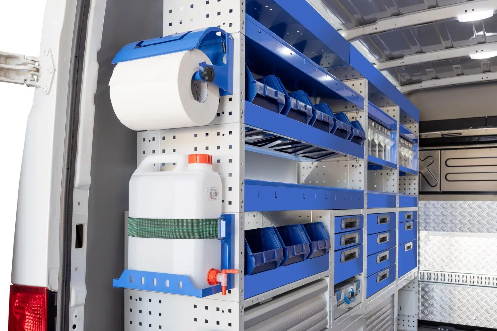 Werkbus inrichting met geperforeerde panelen, magazijnbakken en uittrekbare lades